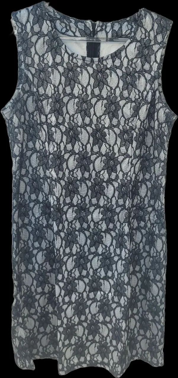 Vestido Preto de Renda com fundo cinza