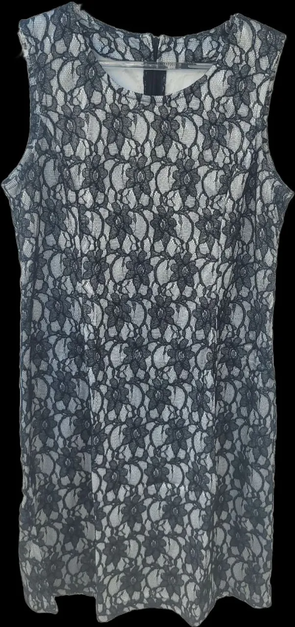 Vestido Preto de Renda com fundo cinza