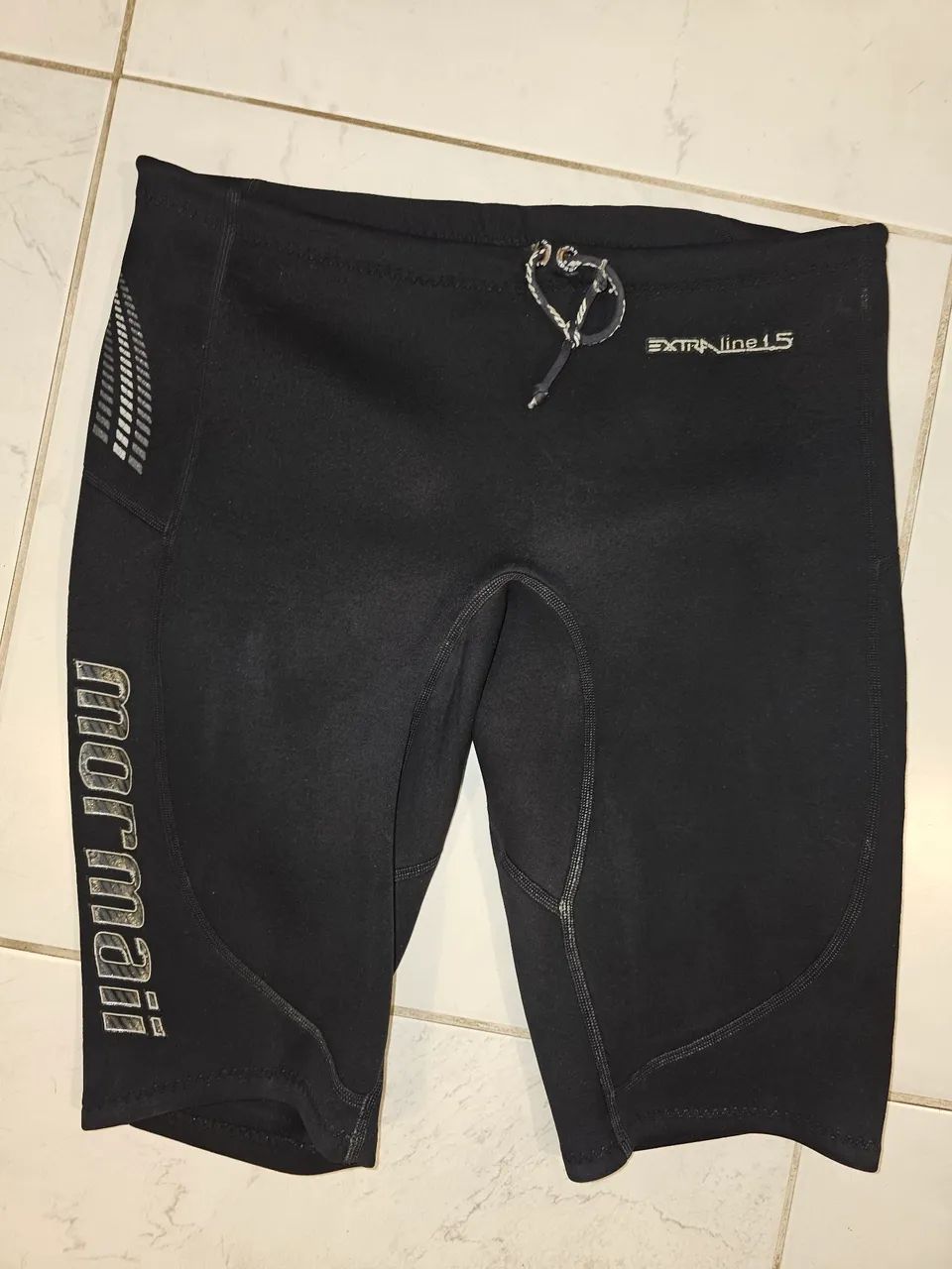 Camisa manga longa e bermuda neoprene Mormaii 