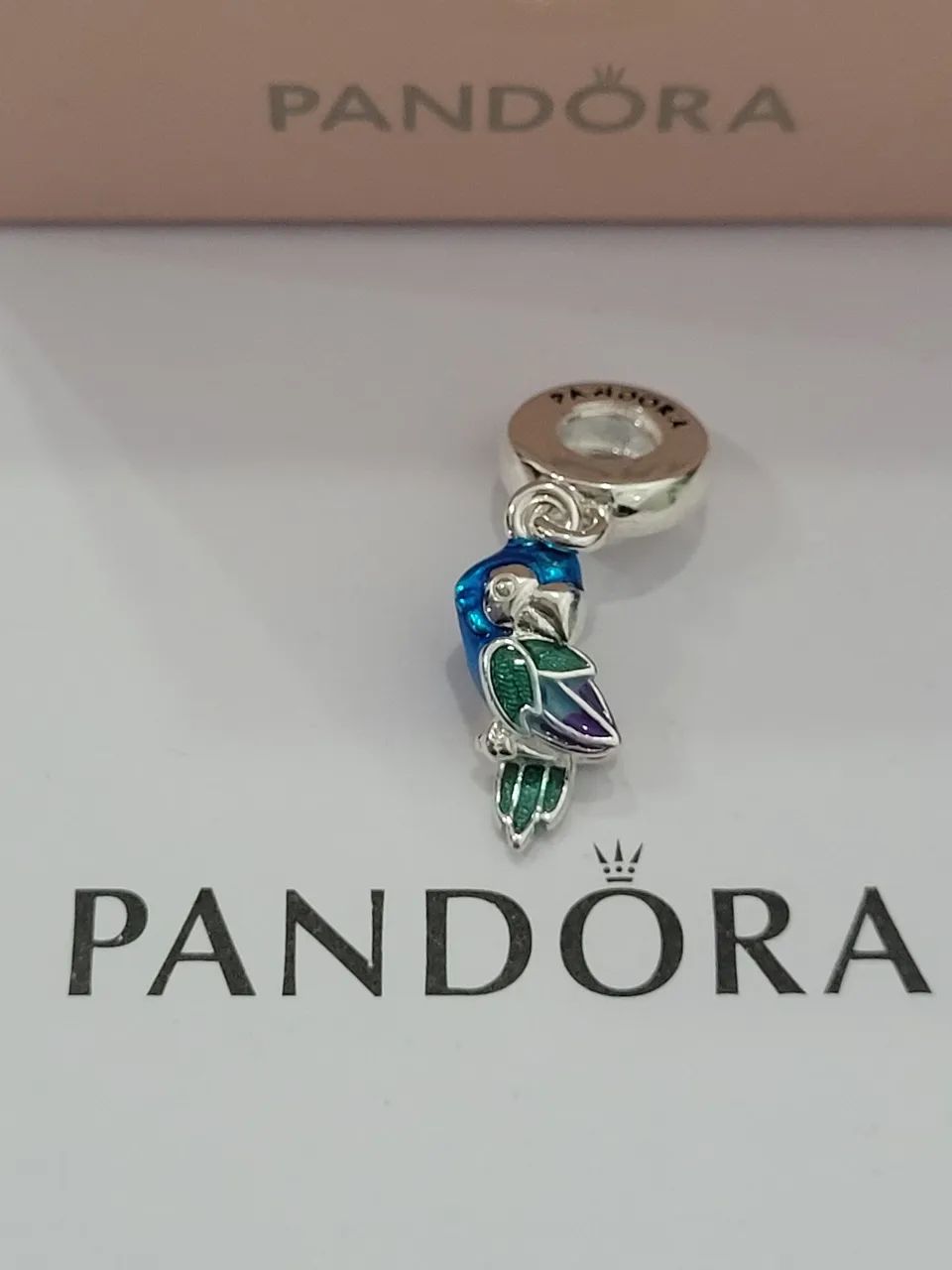 Charm de Arara Pandora Novo