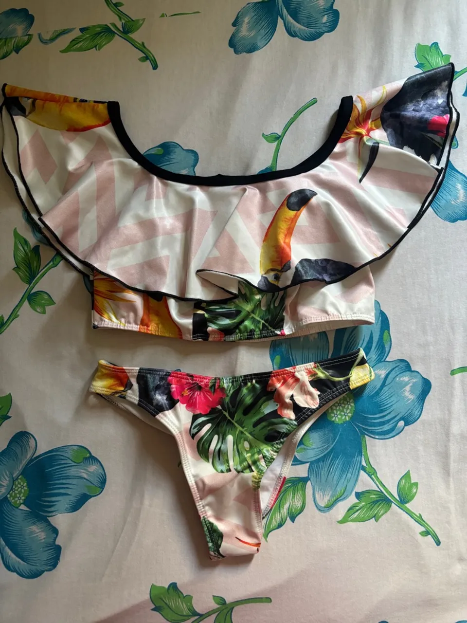 Biquíni estampado com babado e detalhe de tucano