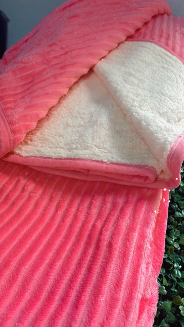 Manta Casal Com Detalhes Canelados e Sherpa 