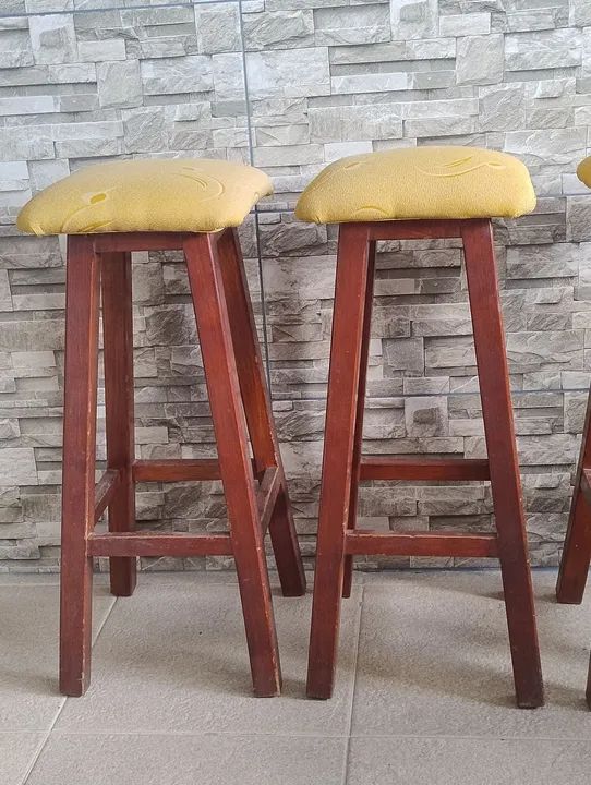 Trio de Banqueta de madeira com assento estofado - Foto 3