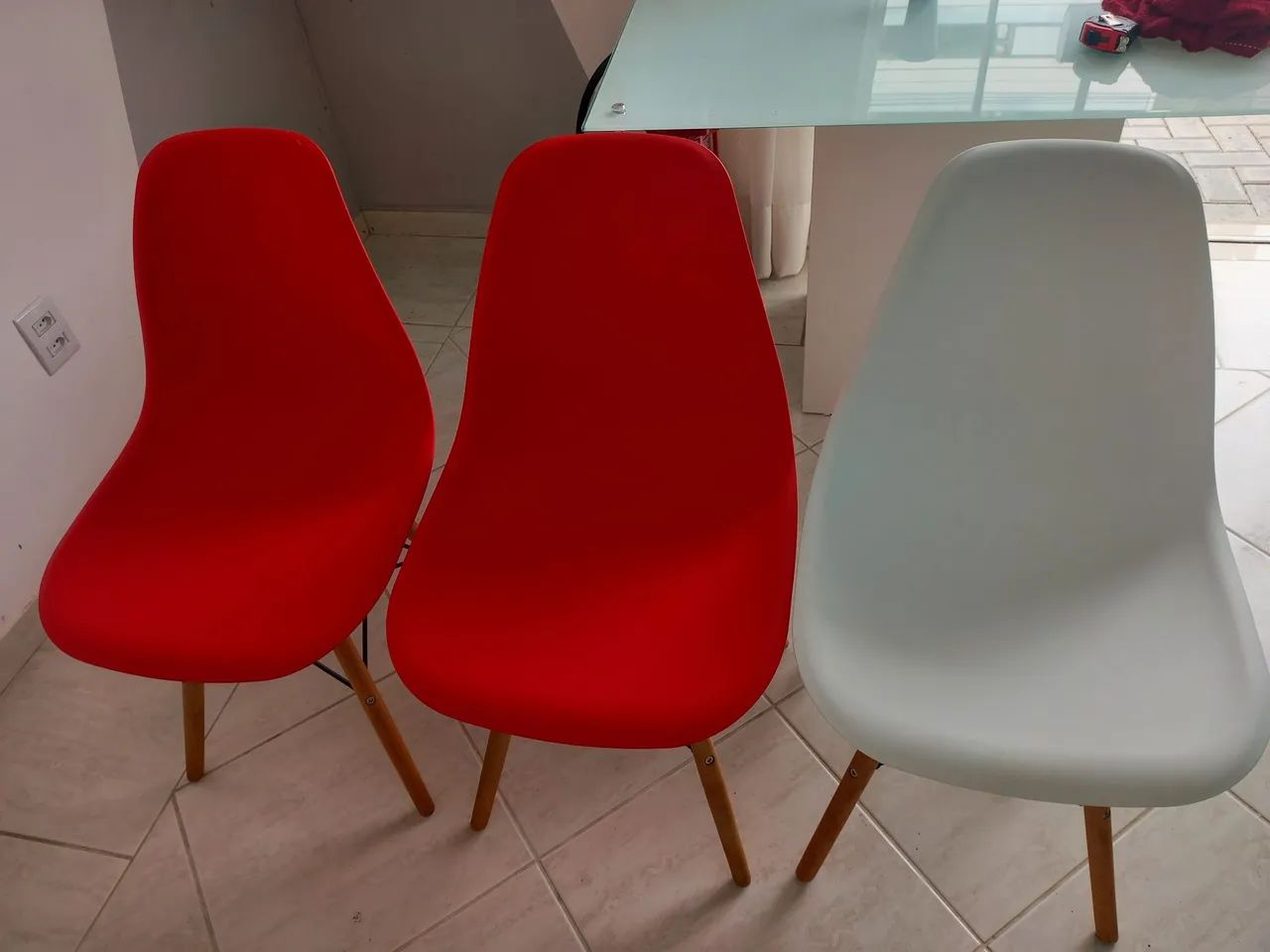 Mesa de escritório com tampa de vidro e três cadeiras. - Foto 2