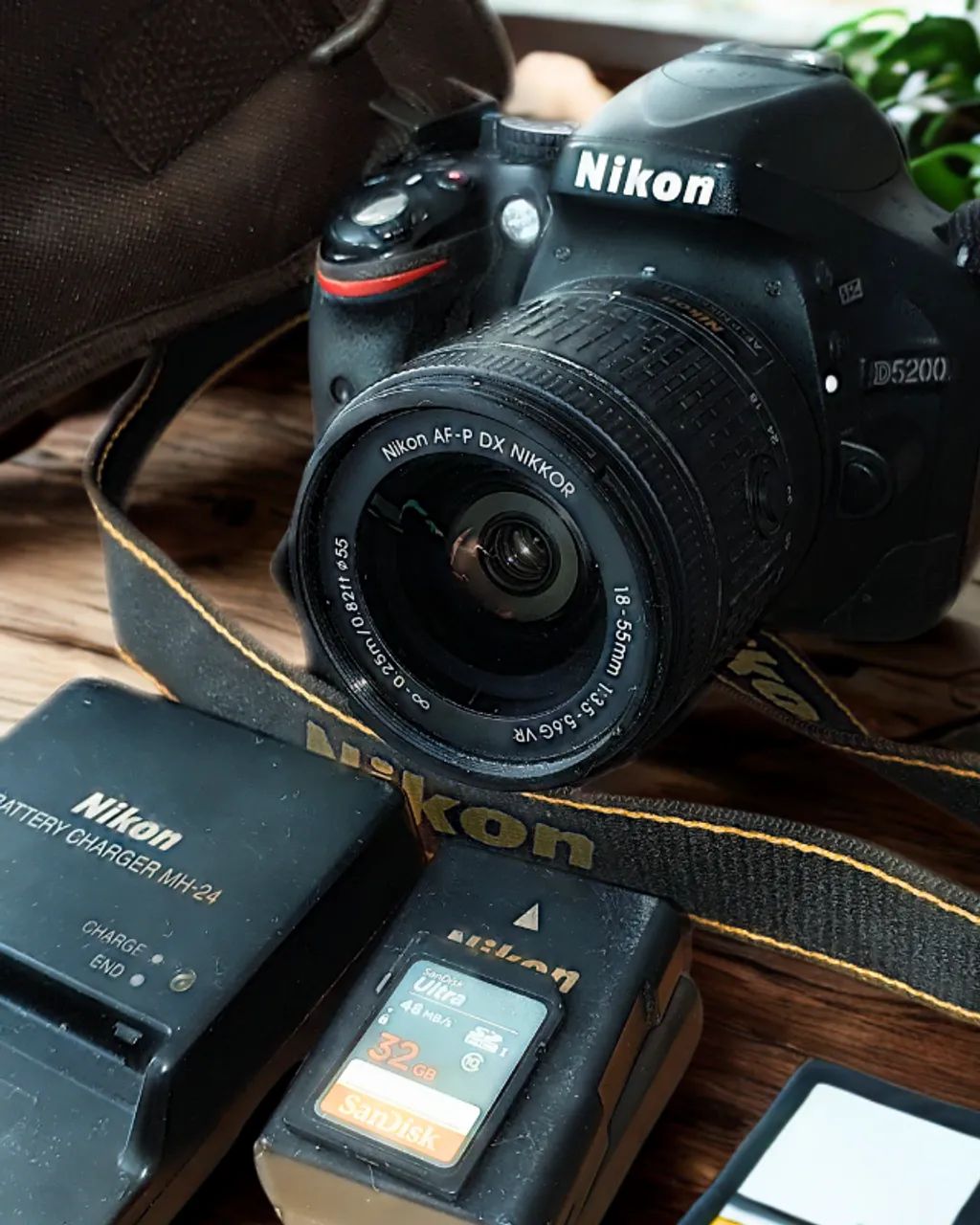  Nikon D5200 DSLR - Tela articulável ideal para selfies, vlogs e ângulos criativos.