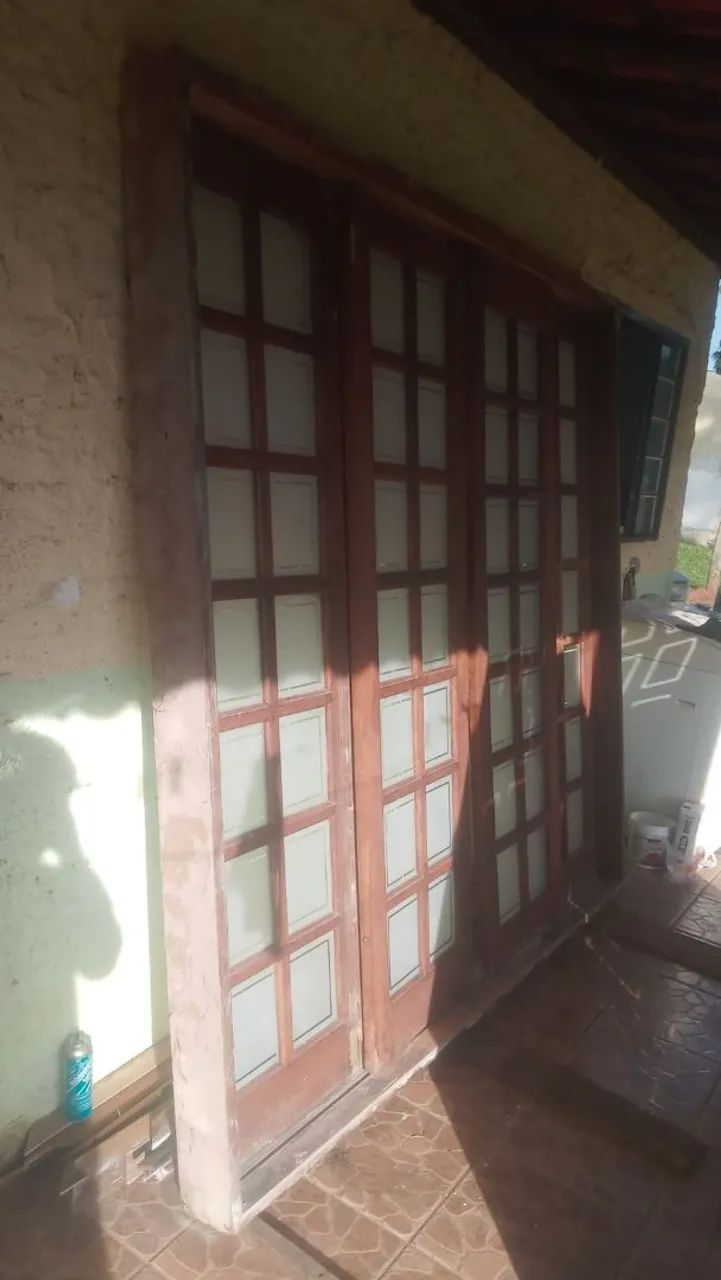 Vendo 2 portas e 4 janelas,todas com vidro.madeira maciça  - Foto 3