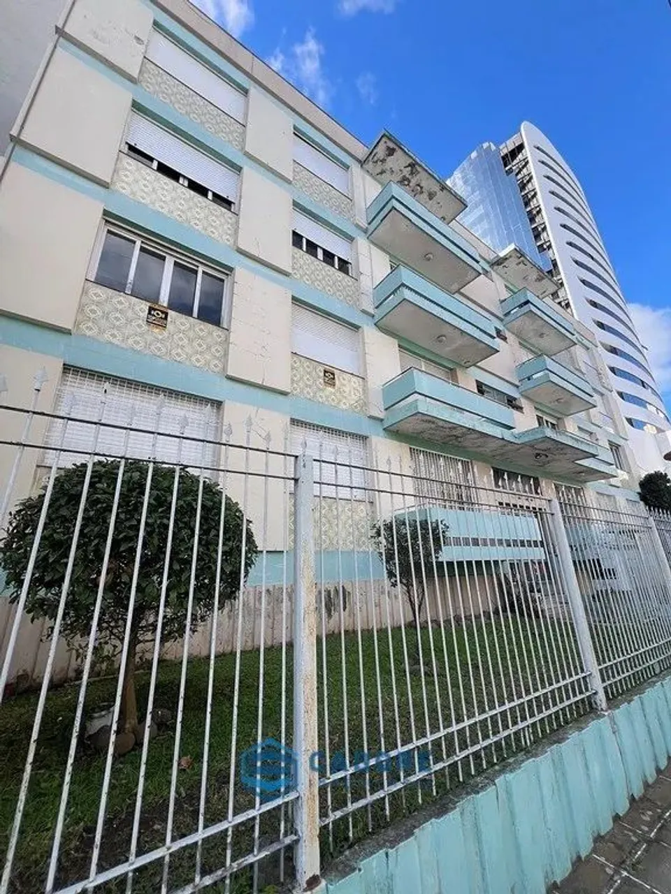 Apartamento amplo três dormitórios com 146m² útil
