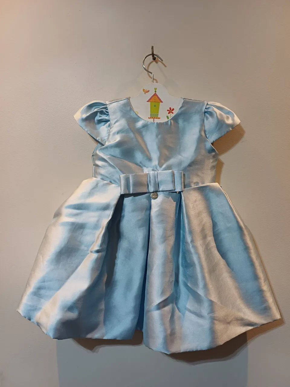 Vestido de festa infantil azul turquesa claro liso, com forro e detalhes em laço. 