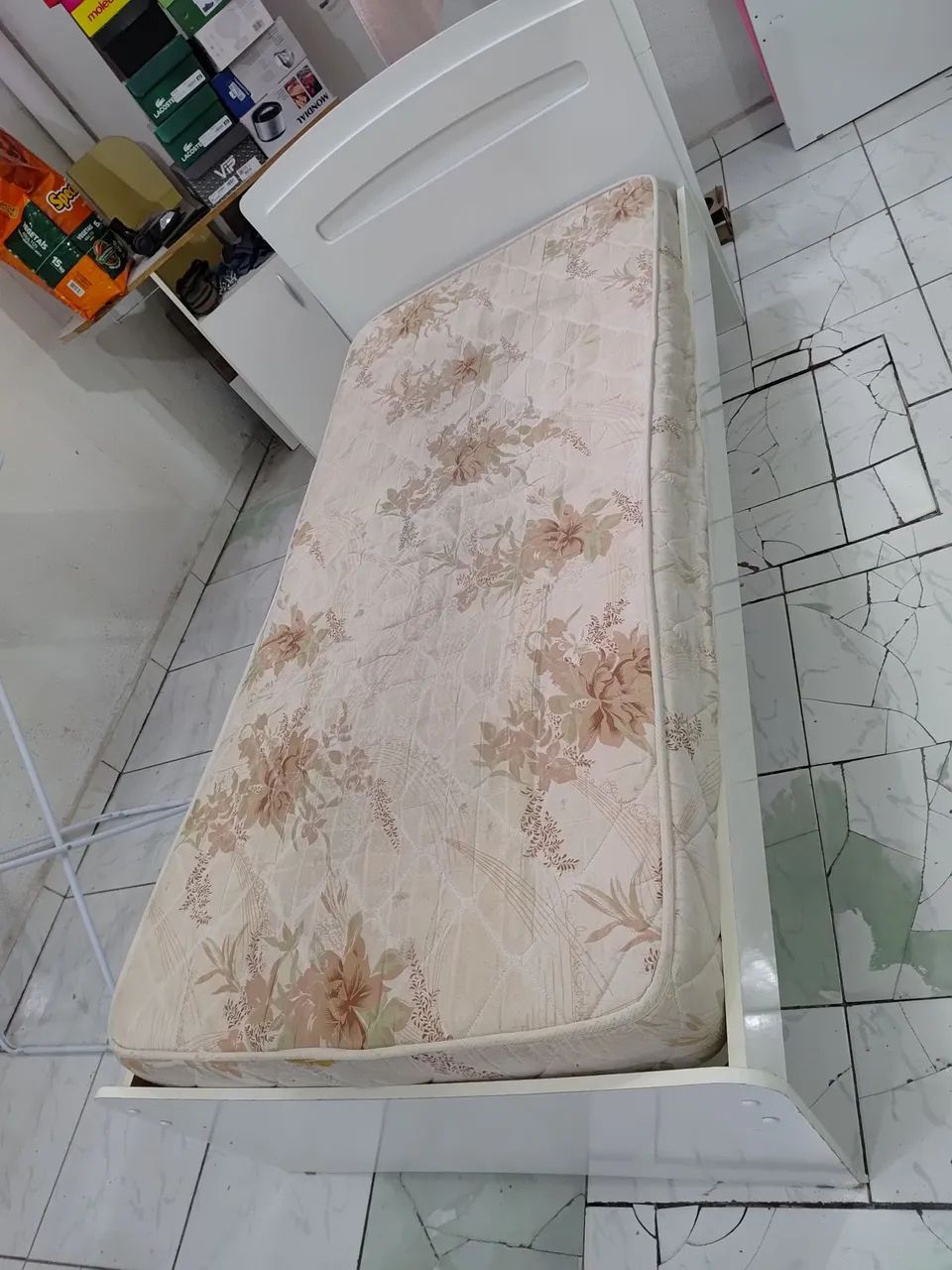 Cama solteiro  com colchão 