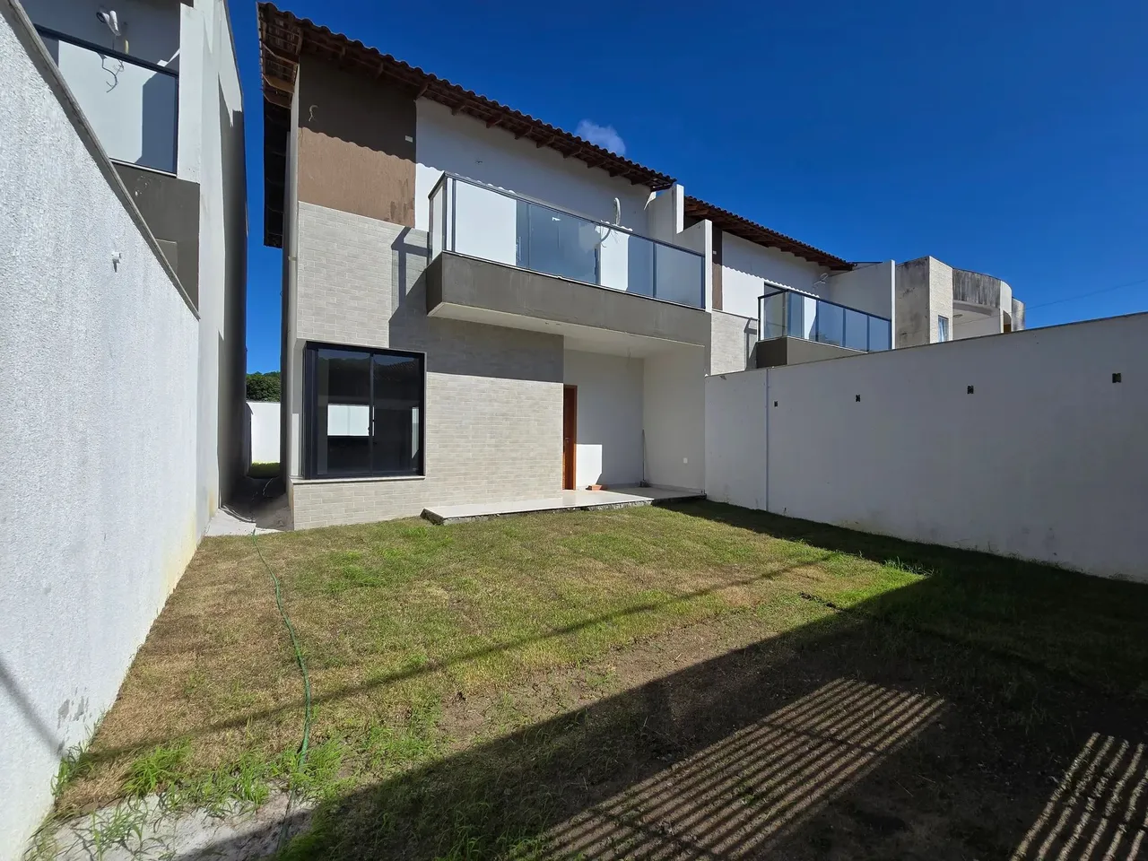 Casa duplex, 3 quartos com suíte em Manguinhos na Serra