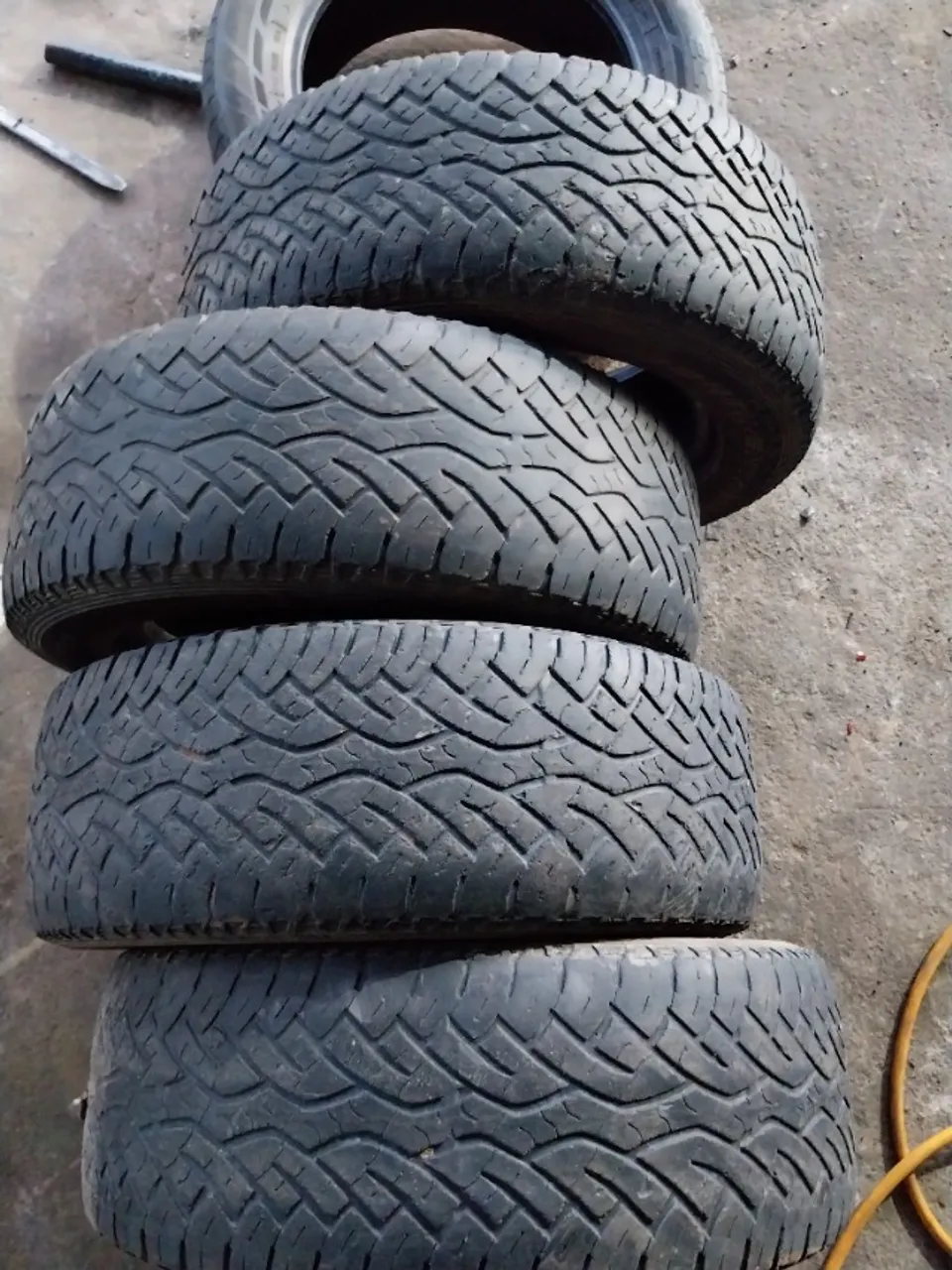 Vende-se quarto pneus aro 15 205/60R15