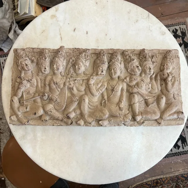 Quadro em alto relevo de figuras indianas antigas
