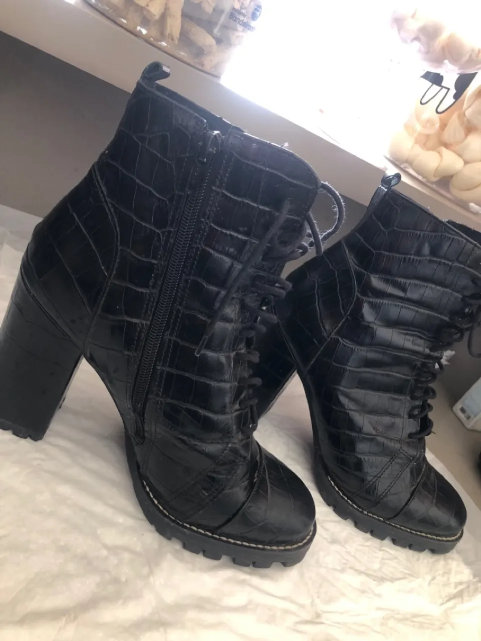 Bota Salto Bloco Couro Sintético com Detalhes