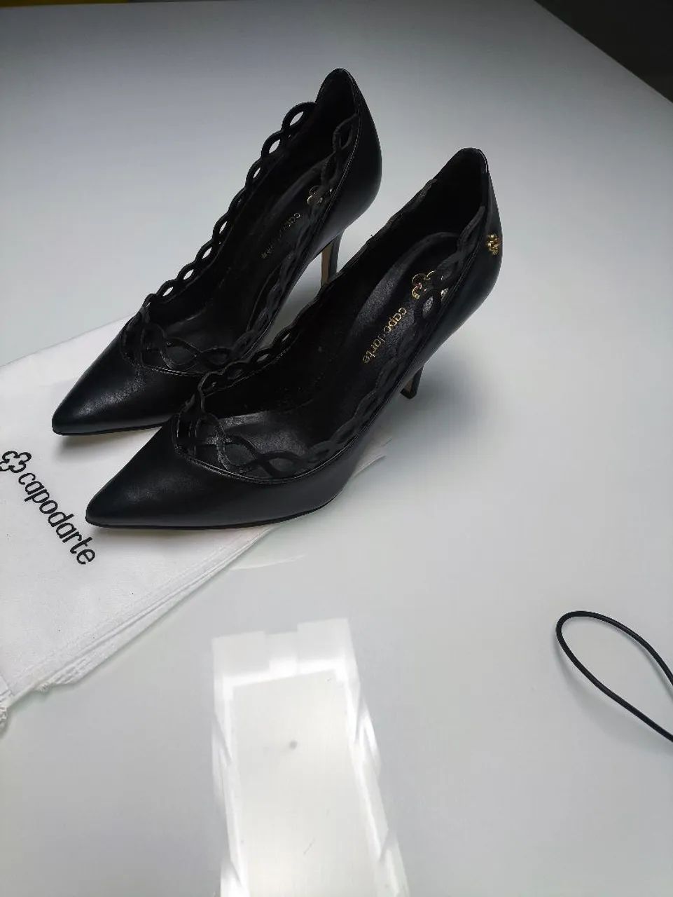 Vendo scarpin com recortes n° 37 com salto fino de 10cm, cor preta. Marca Copadarte