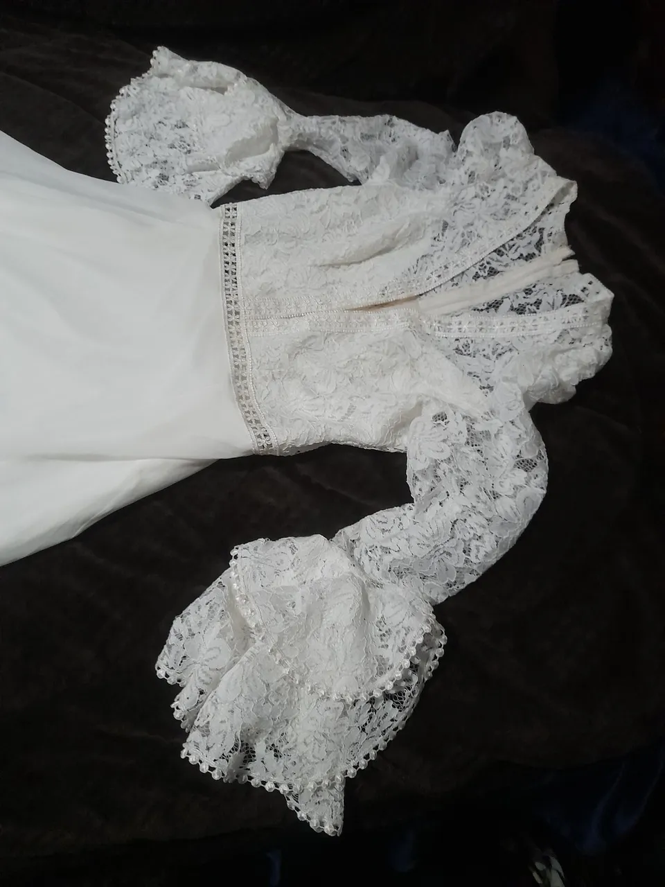 Vestido de noiva vintage com detalhes em renda por 450 reais cada são dois 