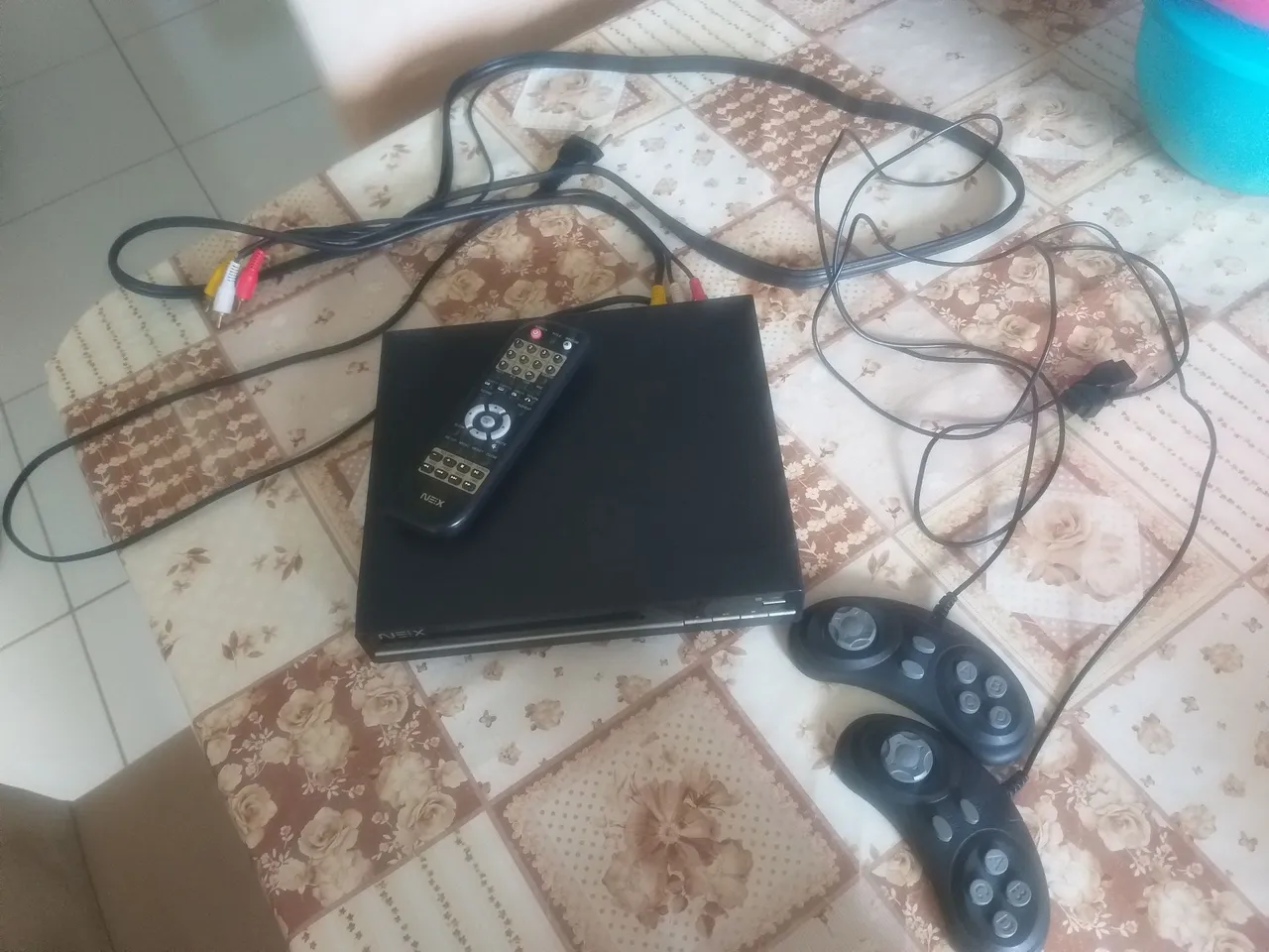 DVD Player NEXIX com controle remoto e jogos