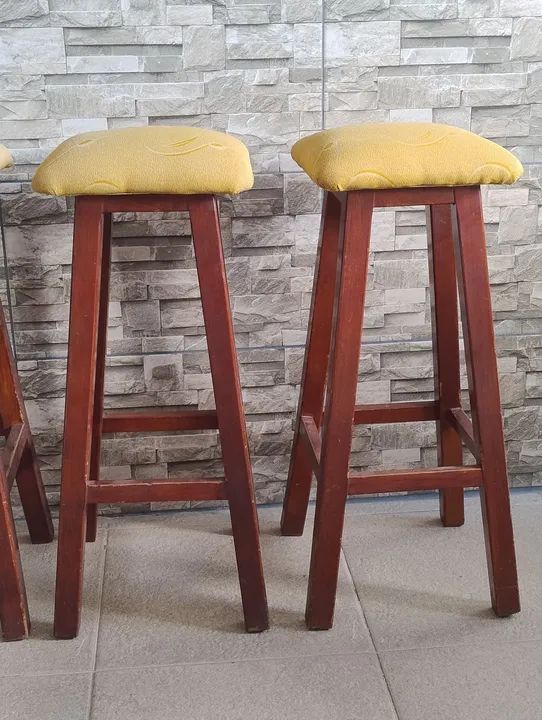 Trio de Banqueta de madeira com assento estofado - Foto 2