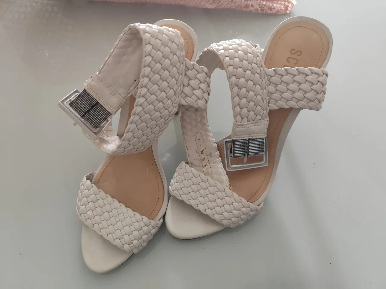 Sandália Schutz Branca Trançada - Elegância e Conforto