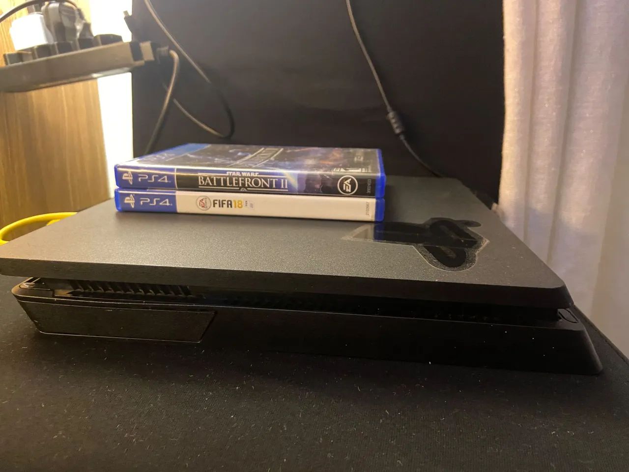 PS4 SLIM 1 TB 2 controles  - Foto 3
