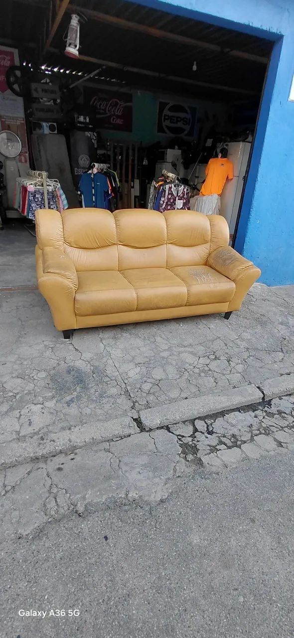 Sofá de couro em bom estado entrego tb - Foto 4
