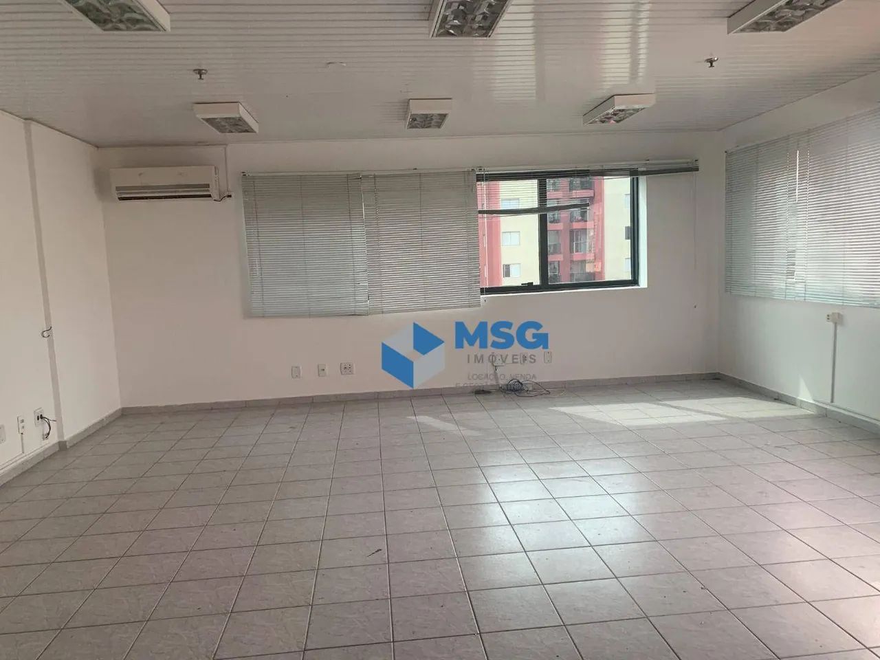 Sala Ampla Próximo ao Metrô Saúde, Rua Tranquila, Valor Imbatível