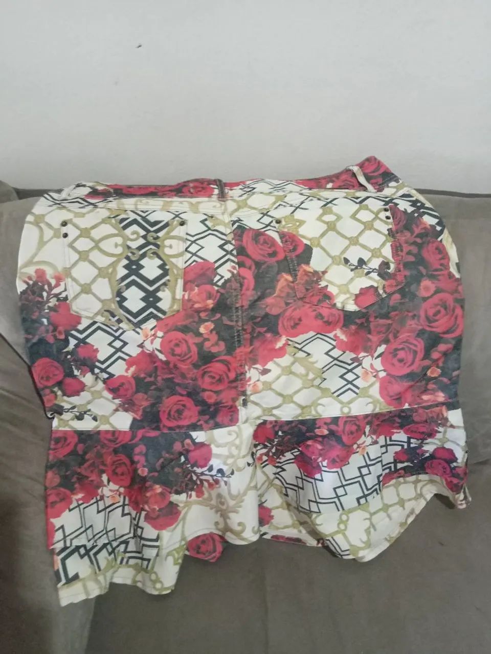 Saia jeans Titanium número 48 com estampas e tem elastano  - Foto 2