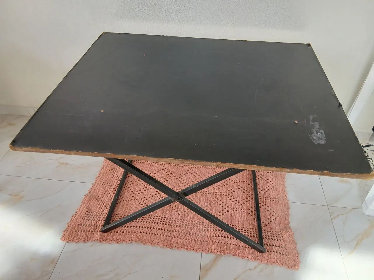 Mesa desmontável medindo 1,10x1,20.
