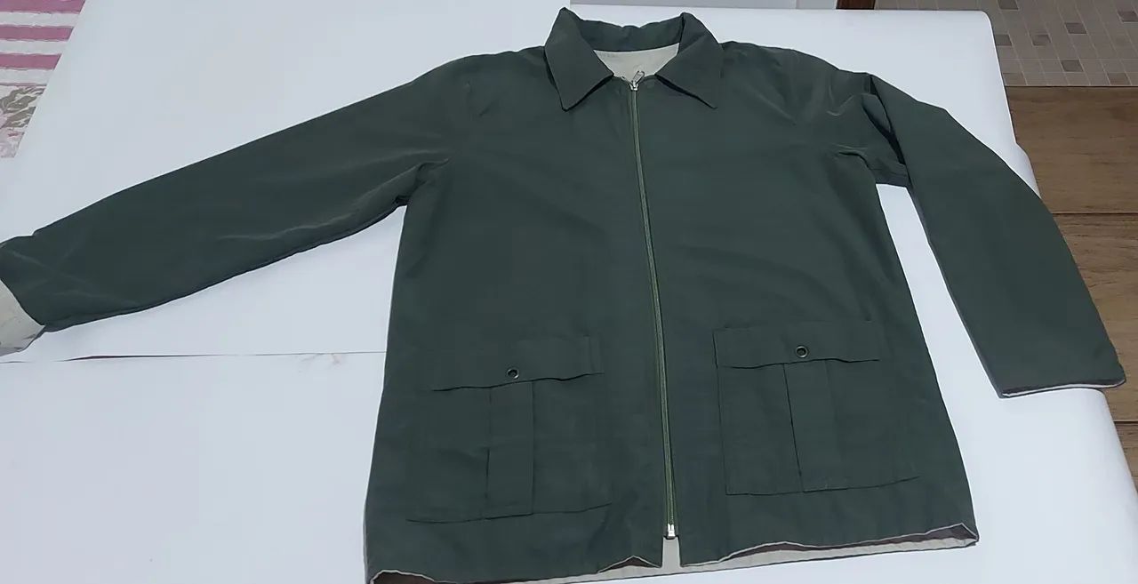 Jaqueta Dupla Face verde/ bege com 2 bolsos grandes e zíper. 