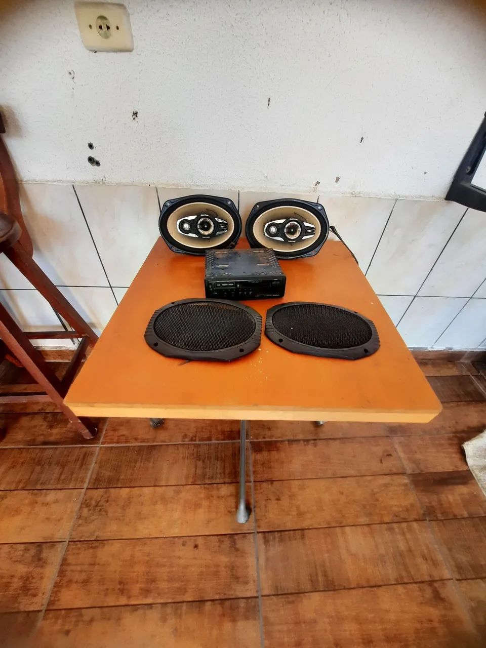 Rádio toca fitas e auto falantes 