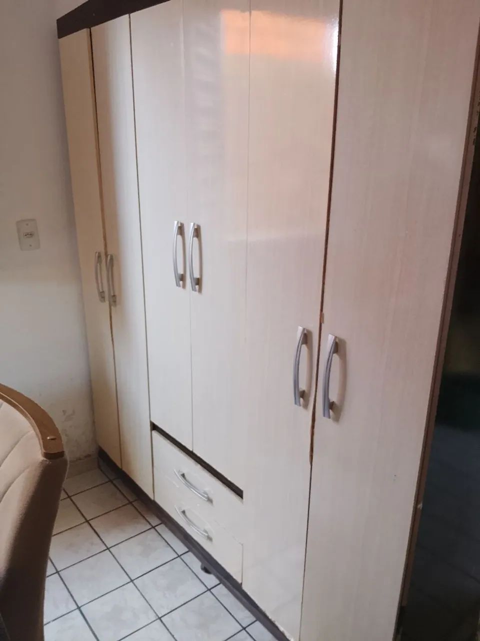 Guarda roupa com 6 postas e 2 gavetas 