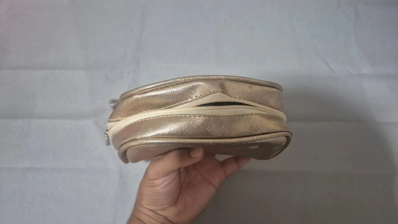 Vendo necesserie dourada pequena