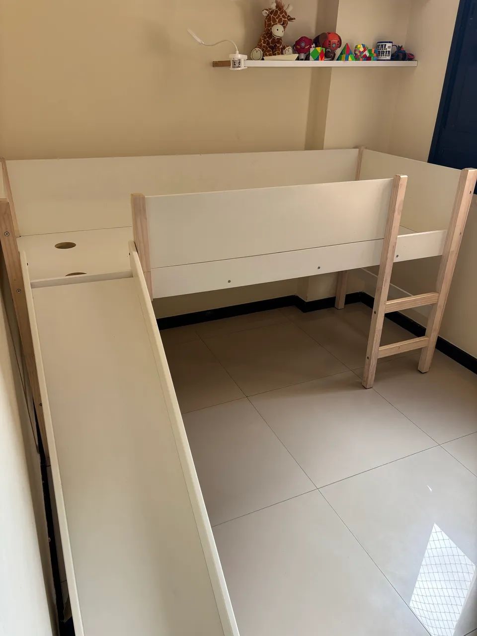 Cama infantil com escorrega 