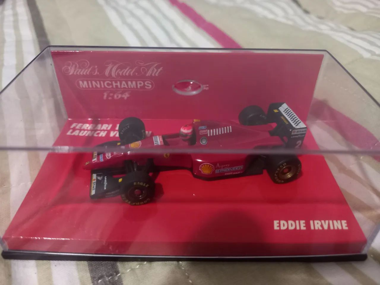 Miniatura F1 Ferrari 1996 Launch Version Eddie Irvine escala 1/64 - Foto 3