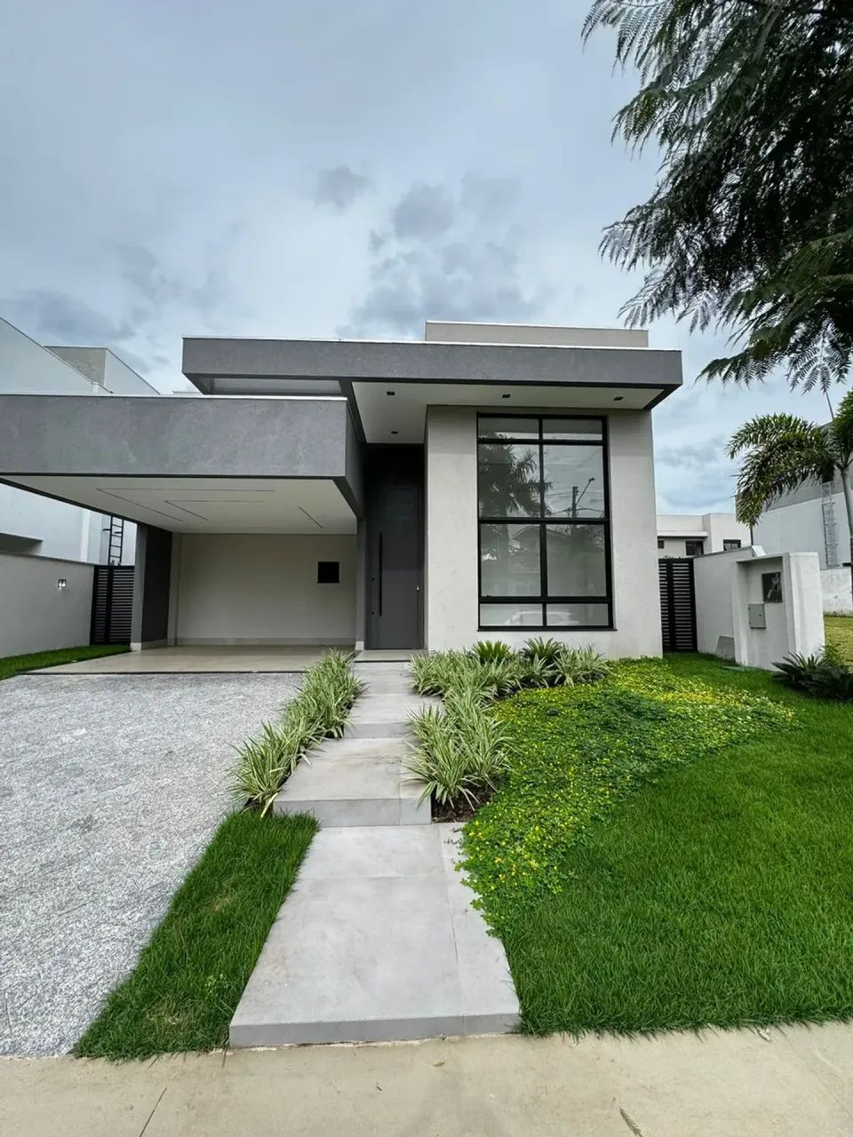 CASA TÉRREA COM 3 SUITES À VENDA, 223m2 - COND ALPHAVILLE II
