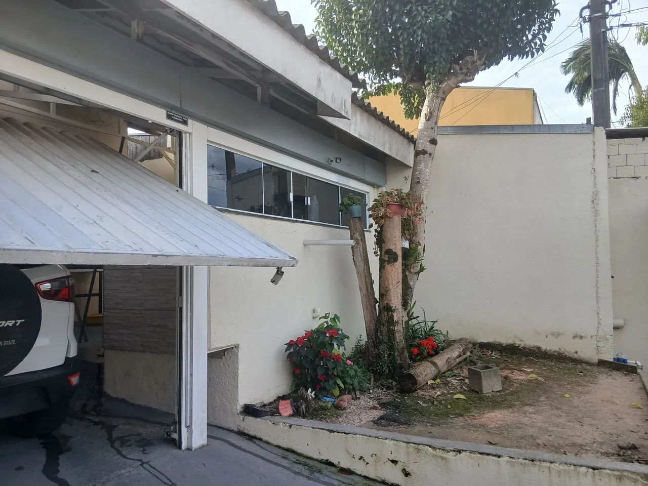 Casa em avenida movimentada