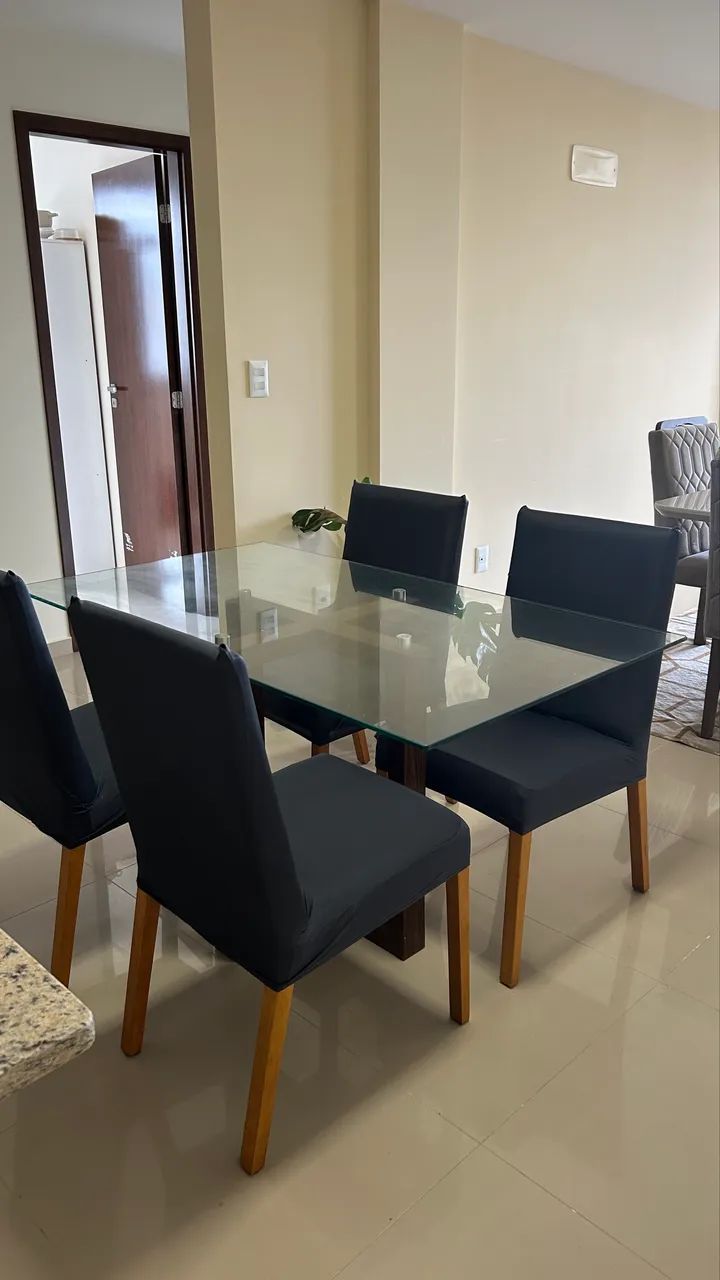 Vendo mesa de jantar com 4 cadeiras