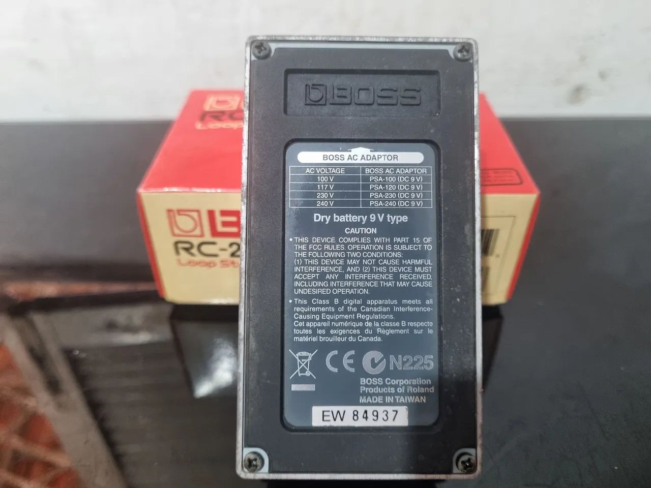 Loop Station Boss RC-2 na Caixa | Professor e Banda em 1 Pedal