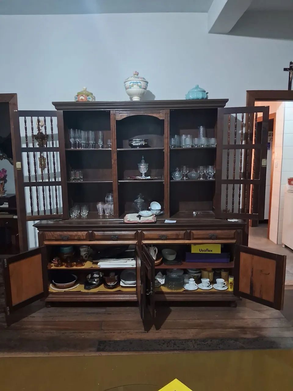 Estante de Madeira de Lei - Clássica, Elegante e Muito Conservada - Foto 2