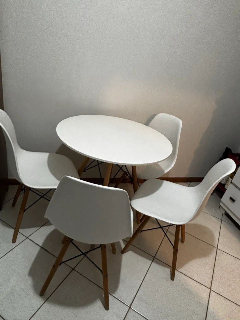 VENDO linda mesa com quarto cadeira 