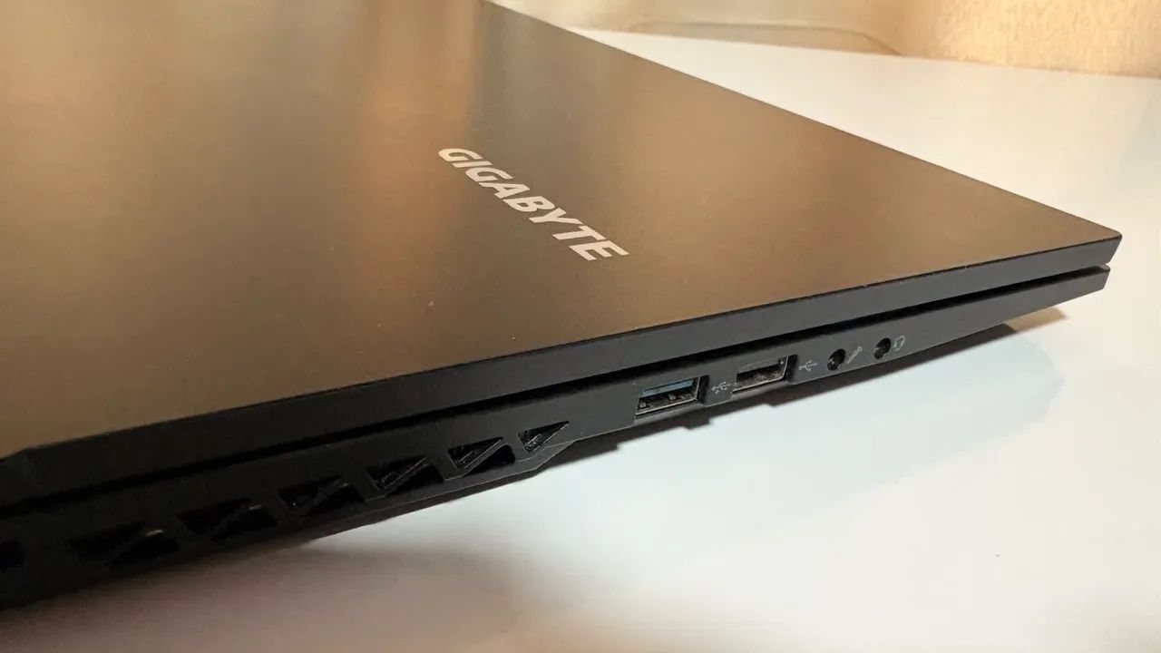 Notebook gamer Gigabyte G5 MF 2024 - Foto 5