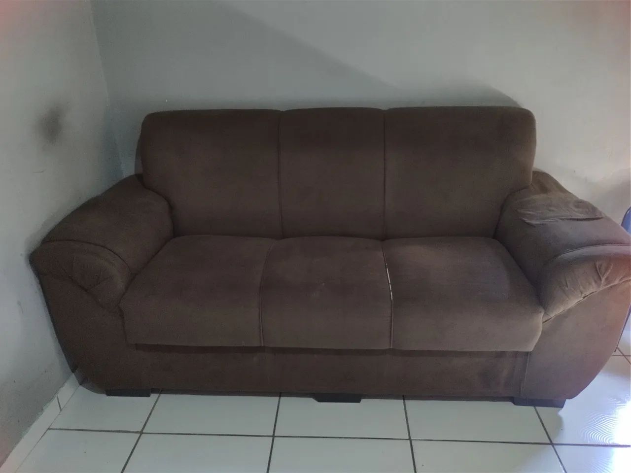 Vende -se sofá marrom escuro 2 e 3 lugares 