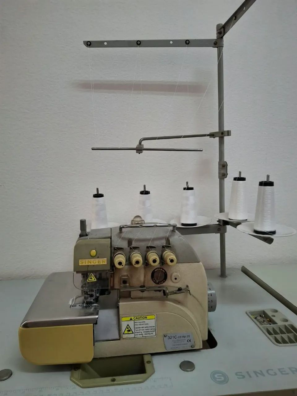 Maquina Overlock Singer  - Foto 5