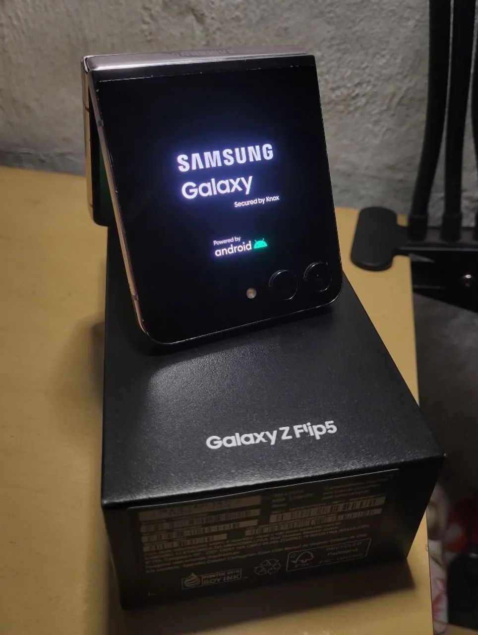 Galaxy Z Flip5 256GB (com defeito) - Foto 3