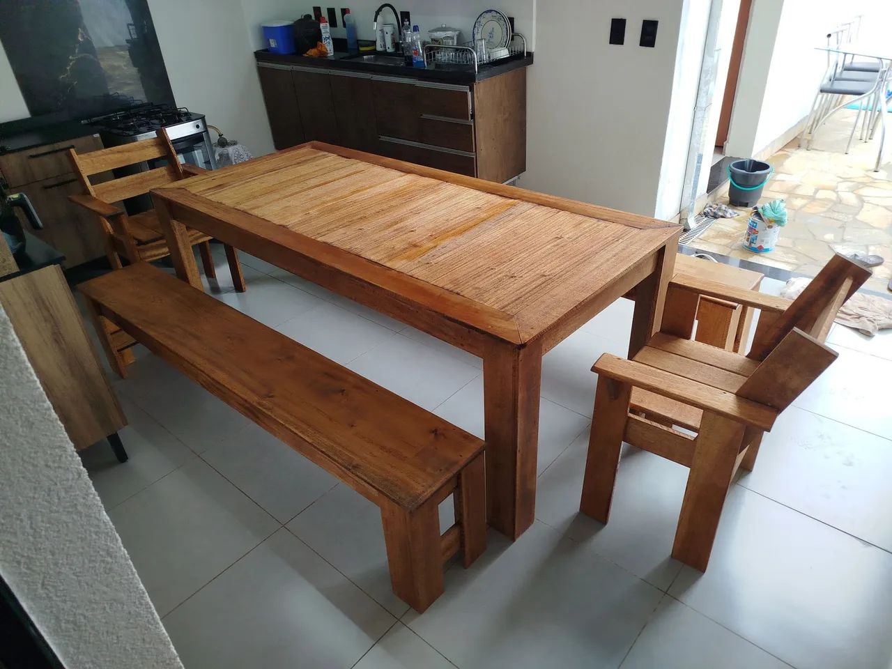 Mesa Rústica 2 m x 90 cm mais 2 bancos e mais 2 cadeiras estilo RACK  - Foto 2