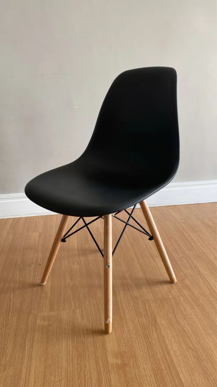 Cadeira Eames Pretas com Pés de Madeira - Excelente Estado
