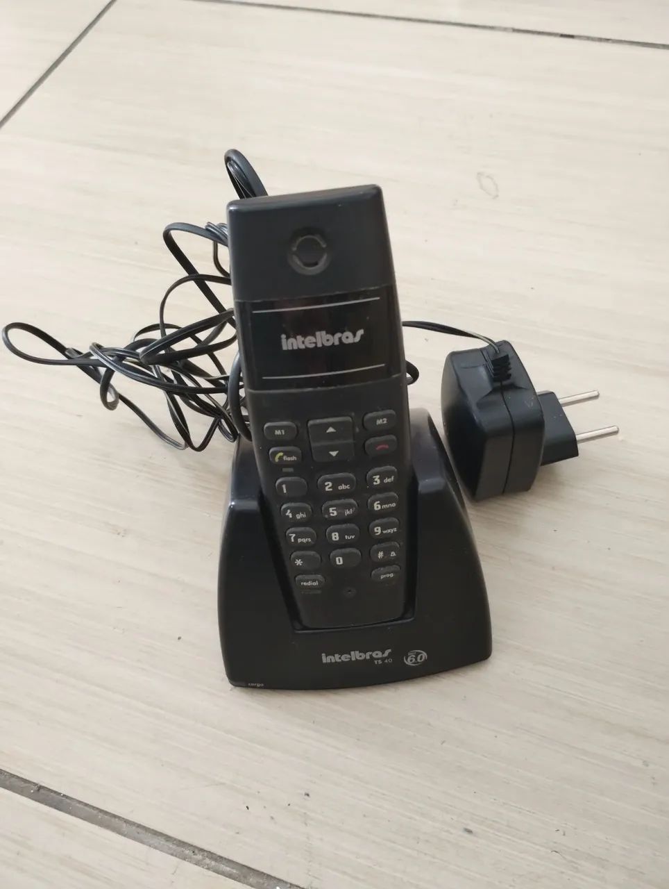 Kit de câmeras e alarme com telefone de mesa.