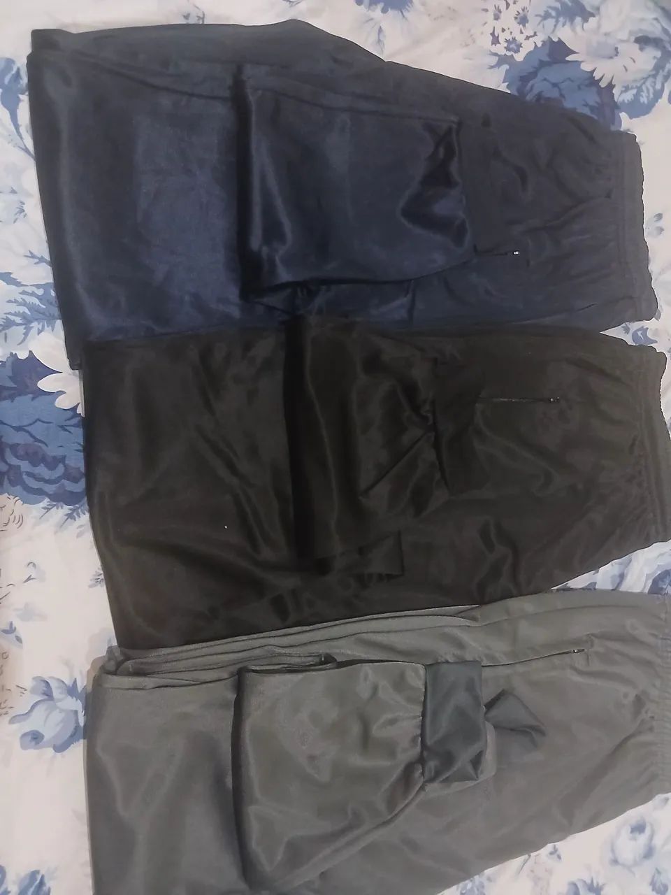Calça jogger feminina com zíper nas cores preta, azul e cinza 