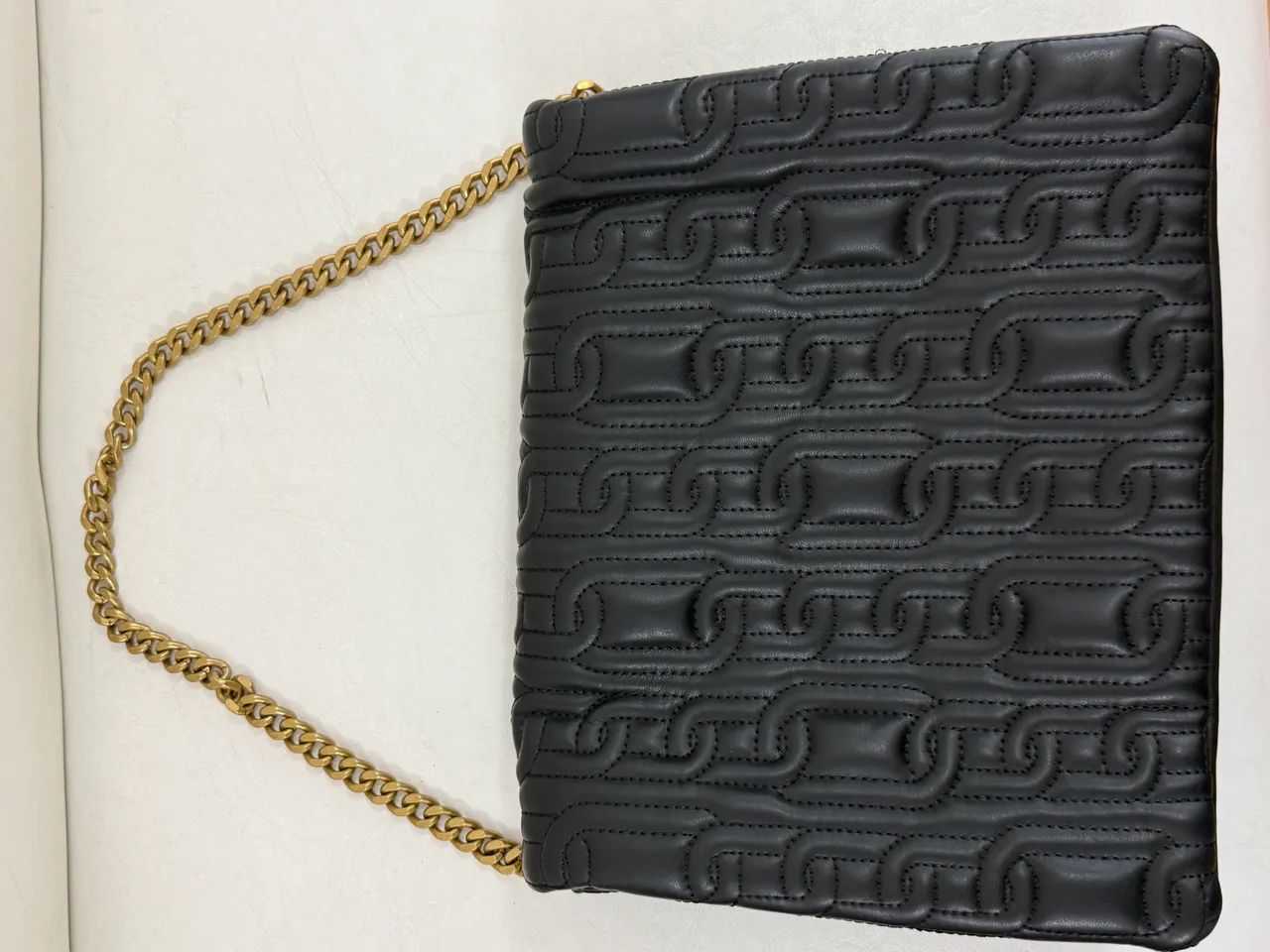 Bolsa Zara preta com corrente dourada  - Foto 4