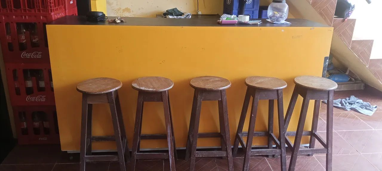 Vendo mesa alta de madeira com 2 bancos  - Foto 3