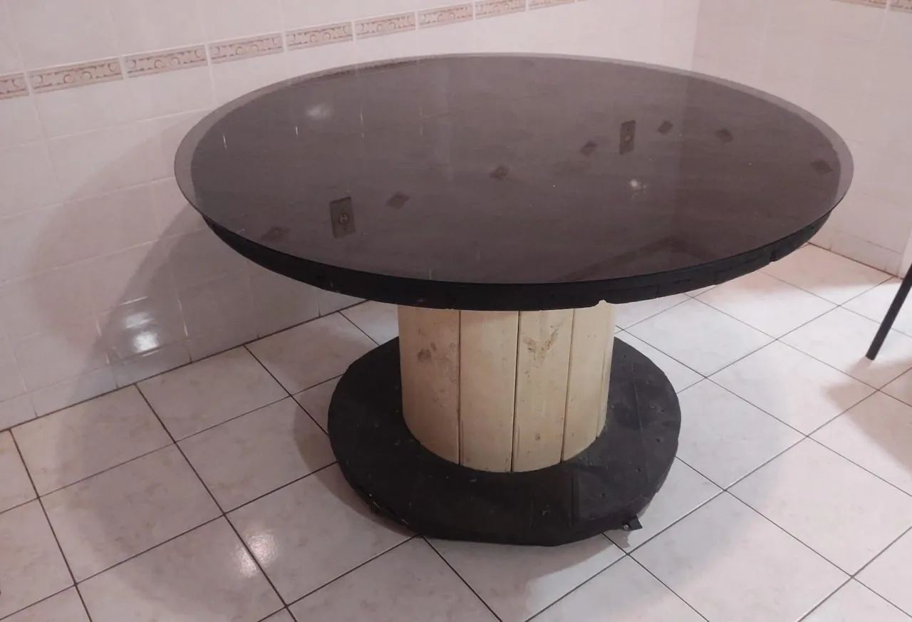 Mesa de carretel rústica com vidro 